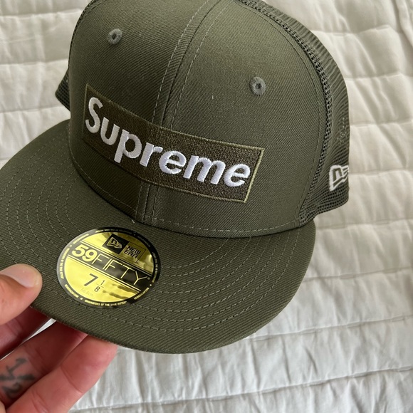 Supreme new era fitted hat 7 1/8 brand new - Picture 2 of 3